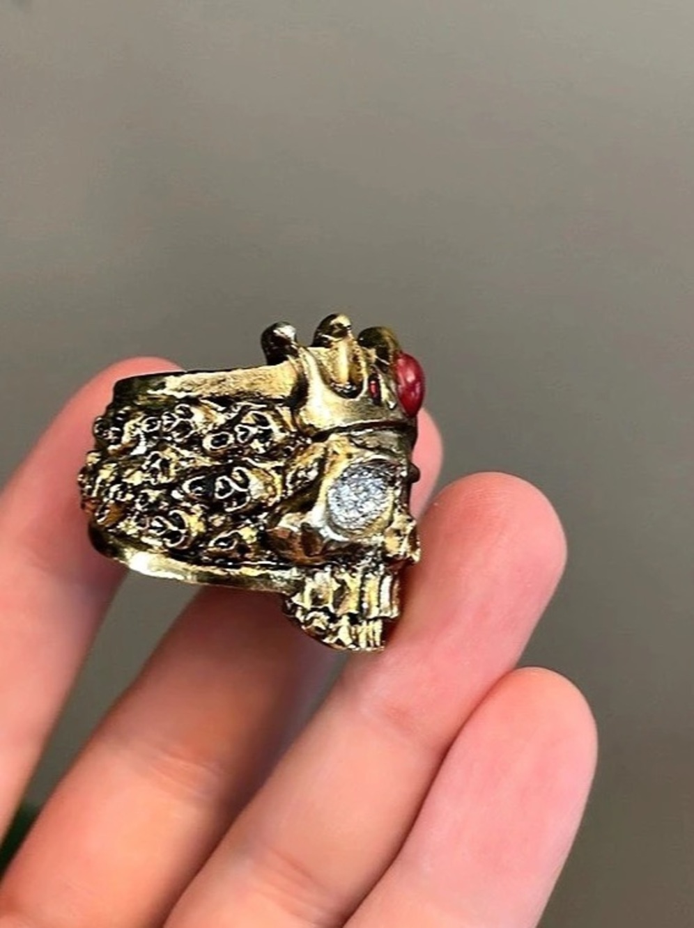 Vintage Halloween Costume Ring Skull Crown Statement Ring in Gold-Tone Pirate - Picture 6 of 7